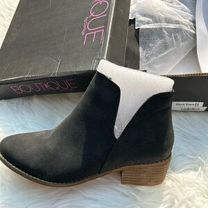 BOUTIQUE BY CORKYS BLACK STARS BOOTIE NWT